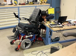 Mit seinen drei Radeinheiten ist es dem Rollstuhlroboter »MeBot« erstmals möglich, Treppen und Bordsteine zu überwinden.  Quelle: HERL, Foto: Michael Lain